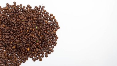 Beyaz arka planda izole kahve çekirdekleri