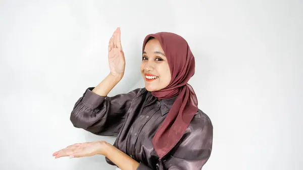 Hidżab Kobieta Noszenie Hidżab Gestem Ręki Białym Tle — Zdjęcie stockowe