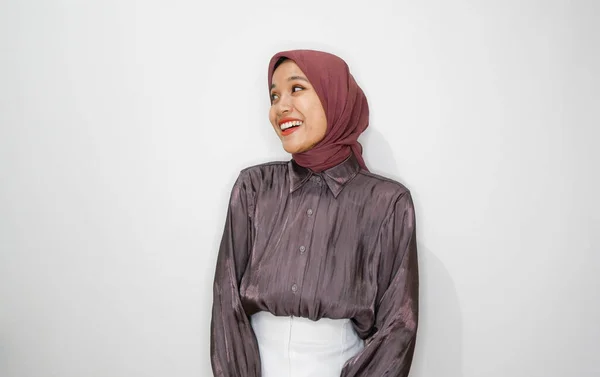 白い背景のヒジャブを着用した陽気な若いアジアの女性の肖像画 — ストック写真
