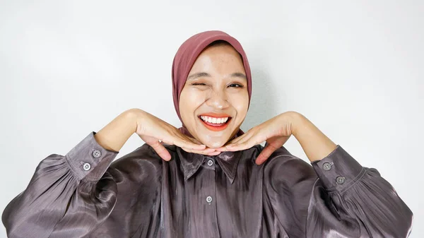 アジアのイスラム教徒女性の肖像画 ヒジャブの笑顔とカメラを見る — ストック写真