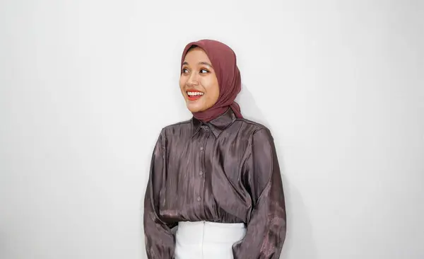 白い背景のヒジャブを着用した陽気な若いアジアの女性の肖像画 — ストック写真