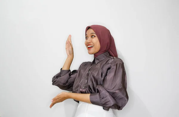 白い背景に手のジェスチャーでヒジャブを着用しているヒジャブ女性 — ストック写真