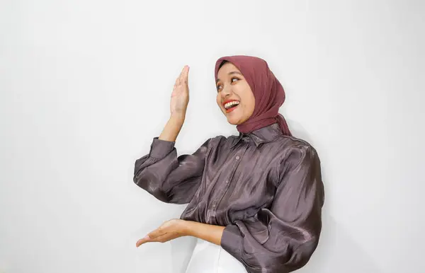白い背景に手のジェスチャーでヒジャブを着用しているヒジャブ女性 — ストック写真