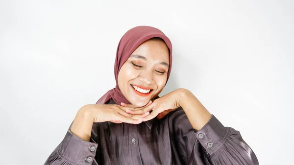Πορτρέτο Της Ασιάτισσας Μουσουλμάνα Που Φοράει Χιτζάμπ Χαμογελώντας Και Κοιτάζοντας — Φωτογραφία Αρχείου