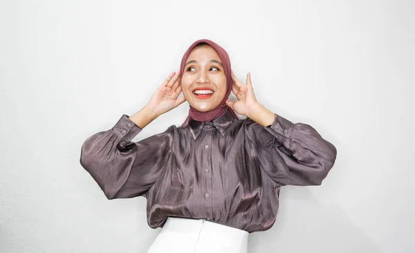 Νεαρή Όμορφη Ασιάτισσα Μουσουλμάνα Που Φοράει Μαντίλα Φωνάζοντας Και Ουρλιάζοντας — Φωτογραφία Αρχείου