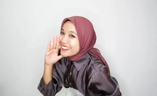 Fiatal Gyönyörű Ázsiai Muszlim Fejkendőt Visel Kiabál Sikoltozik Hangosan Kezével — Stock Fotó