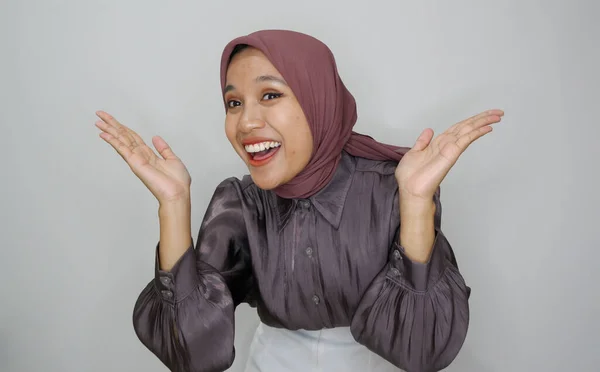 Młoda Piękna Azjatycka Muzułmanka Chustce Krzycząca Krzycząca Głośno Ręką Ustach — Zdjęcie stockowe