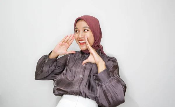Junge Schöne Asiatische Muslimin Mit Kopftuch Die Schreit Und Laut — Stockfoto