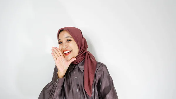 若い美しいアジア系イスラム教徒の女性はスカーフを着て大声で叫び 彼女の口の上に手で大声で叫んでいます コミュニケーションの概念 — ストック写真