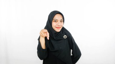 Genç Asyalı kadın farklı yönleri işaret ederek boş fotokopi alanıyla izole edilmiş beyaz arka planda duruyor. İşaret parmağı. Yönlendirme