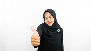 Genç Asyalı kadın farklı yönleri işaret ederek boş fotokopi alanıyla izole edilmiş beyaz arka planda duruyor. İşaret parmağı. Yönlendirme