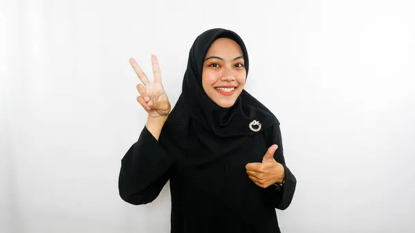 Genç Asyalı Kadın Farklı Yönleri Işaret Ederek Boş Fotokopi Alanıyla — Stok fotoğraf