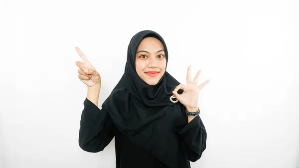 Mujer Asiática Joven Usando Dedo Señalando Diferentes Direcciones Con Espacio —  Fotos de Stock