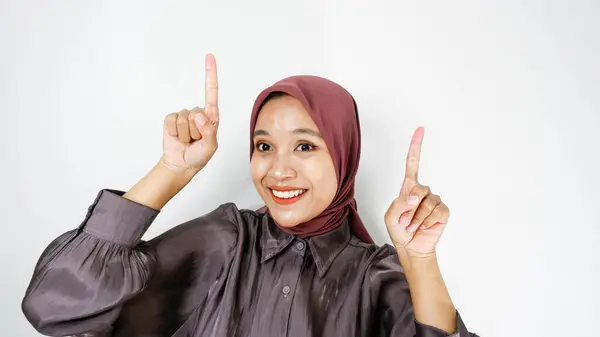 Молода Азіатка Використовує Палець Вказуючи Різних Напрямках Порожнім Копіювальним Простором — стокове фото