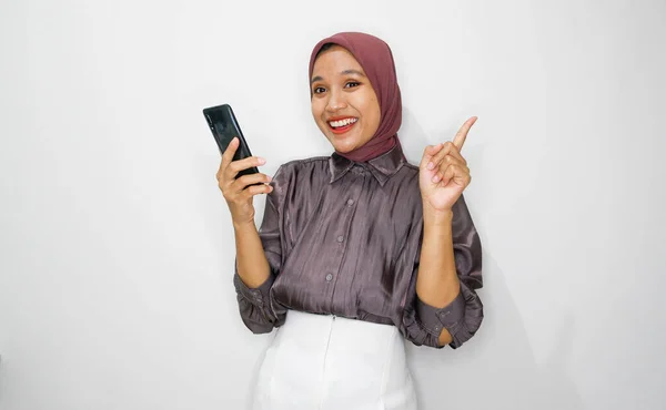 Porträt Einer Jungen Asiatischen Muslimin Mit Mobiltelefon Vor Weißem Hintergrund — Stockfoto