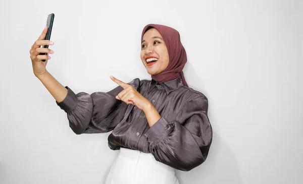 Portrét Šťastný Mladý Muslim Žena Mluví Mobilním Telefonu Bílém Pozadí — Stock fotografie