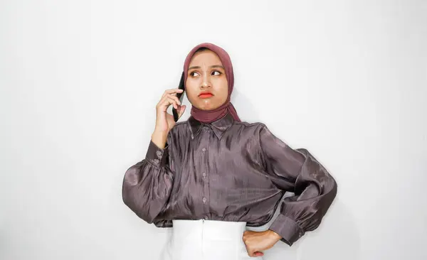 Portrét Šťastný Mladý Muslim Žena Mluví Mobilním Telefonu Bílém Pozadí — Stock fotografie
