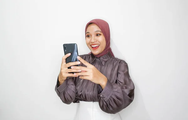 Πορτρέτο Της Νεαρής Ασιάτισσας Μουσουλμάνα Γυναίκα Χρησιμοποιώντας Κινητό Τηλέφωνο Λευκό — Φωτογραφία Αρχείου