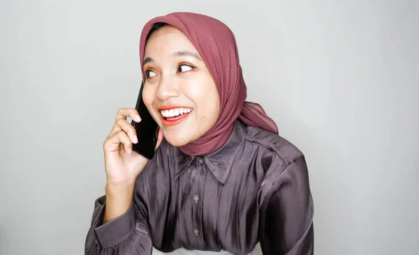 Portré Boldog Fiatal Muszlim Beszél Mobiltelefon Fehér Háttér — Stock Fotó