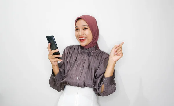 Portret Młodej Muzułmanki Azjatyckiej Korzystającej Telefonu Komórkowego Białym Tle — Zdjęcie stockowe