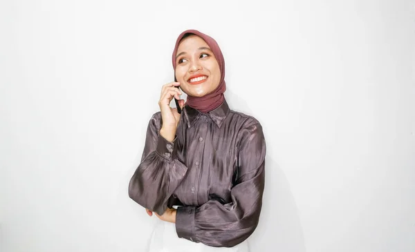 年轻快乐的穆斯林女子在白底背景下用手机交谈的画像 — 图库照片