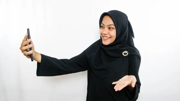 Glada Unga Asiatiska Kvinna Som Tar Selfie Titta Smartphone Front — Stockfoto