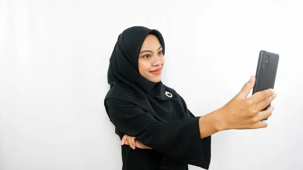 Neşeli Genç Asyalı Kadın Selfie Çekiyor Akıllı Telefon Kamerası Beyaz — Stok fotoğraf