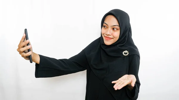 Wanita Asia Muda Ceria Selfie Lihat Kamera Depan Smartphone Terisolasi — Stok Foto