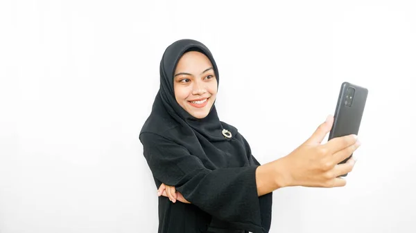 Χαρούμενη Νεαρή Ασιάτισσα Γυναίκα Που Παίρνει Selfie Κοιτάξτε Κάμερα Μπροστά — Φωτογραφία Αρχείου