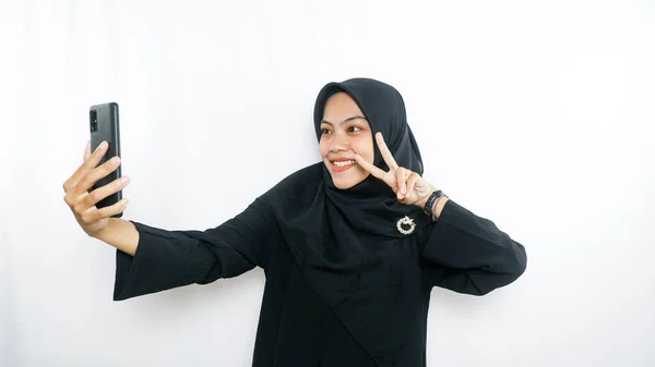 Glada Unga Asiatiska Kvinna Som Tar Selfie Titta Smartphone Front — Stockfoto