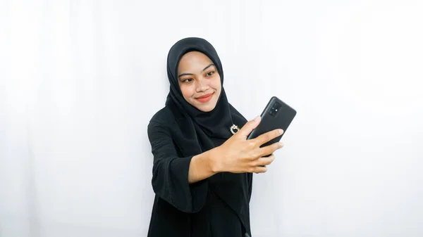Neşeli Genç Asyalı Kadın Selfie Çekiyor Akıllı Telefon Kamerası Beyaz — Stok fotoğraf