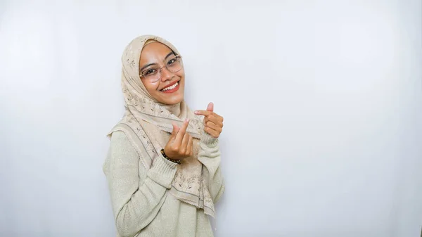 Krásná Usměvavá Asijská Žena Tradičních Muslimských Šatech Ukazující Korejské Srdce — Stock fotografie
