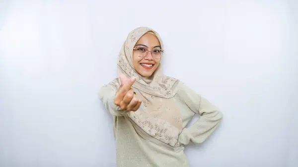 Mulher Asiática Sorridente Bonita Vestido Muçulmano Tradicional Mostrando Coração Coreano — Fotografia de Stock