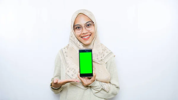 Молода Азіатка Показує Місце Копіювання Екрані Телефону Ізольовані Білому Тлі — стокове фото