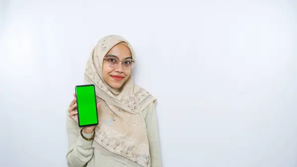 Junge Asiatin Zeigt Kopierplatz Auf Ihrem Handybildschirm Isoliert Über Weißem — Stockfoto