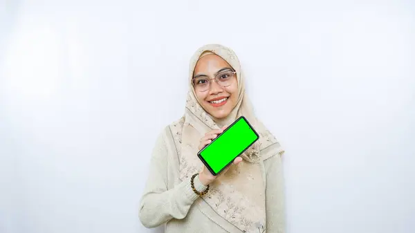 Jonge Aziatische Vrouw Toont Kopieerruimte Haar Telefoon Scherm Geïsoleerd Witte — Stockfoto