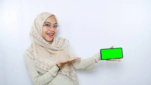 Genç Asyalı Kadın Telefon Ekranında Fotokopi Alanı Gösteriyor Beyaz Arkaplan — Stok fotoğraf