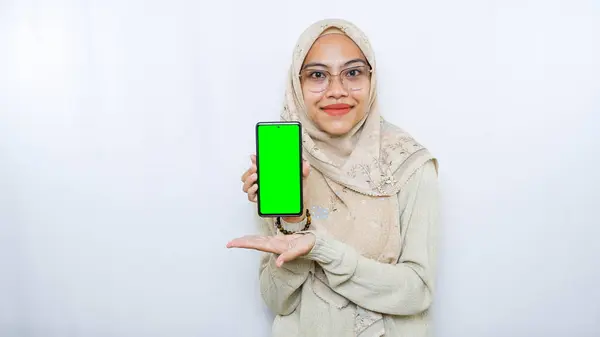 Ung Asiatisk Kvinna Som Visar Kopieringsutrymme Sin Telefonskärm Isolerad Över — Stockfoto