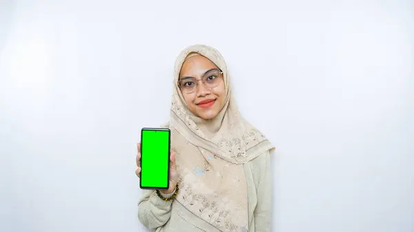 Genç Asyalı Kadın Telefon Ekranında Fotokopi Alanı Gösteriyor Beyaz Arkaplan — Stok fotoğraf