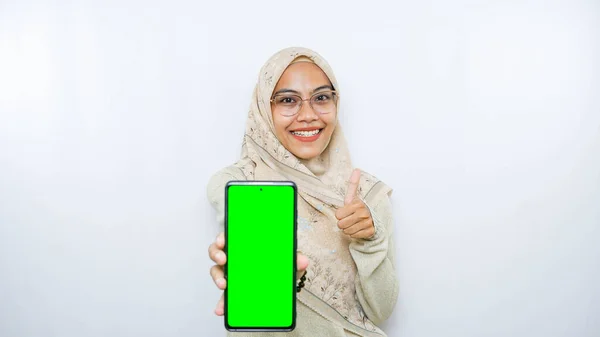 Mladá Asijská Žena Ukazující Kopírovací Prostor Obrazovce Telefonu Izolované Přes — Stock fotografie