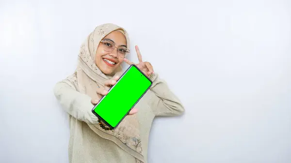 Mujer Asiática Joven Mostrando Espacio Copia Pantalla Teléfono Aislado Sobre —  Fotos de Stock