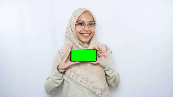 彼女の携帯電話の画面にコピースペースを表示する若いアジアの女性 白い背景の上に隔離される — ストック写真
