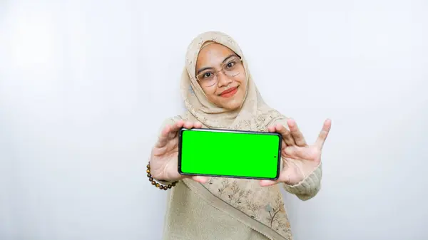 Młoda Azjatka Pokazuje Przestrzeń Ekranie Telefonu Izolacja Białym Tle — Zdjęcie stockowe