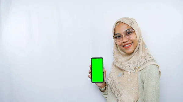 Молода Азіатка Показує Місце Копіювання Екрані Телефону Ізольовані Білому Тлі — стокове фото
