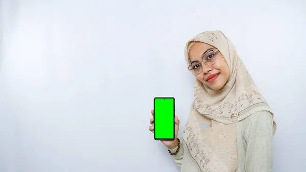 Junge Asiatin Zeigt Kopierplatz Auf Ihrem Handybildschirm Isoliert Über Weißem — Stockfoto