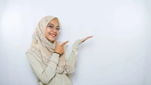 Szczęśliwa Młoda Azjatka Luźnej Koszuli Urocza Kobieta Rozwiera Dłonie Trzymając — Zdjęcie stockowe