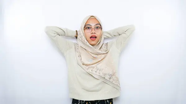 年轻美丽的亚洲穆斯林妇女 头戴头巾大喊大叫 嘴里还戴着一只手 传播概念 — 图库照片