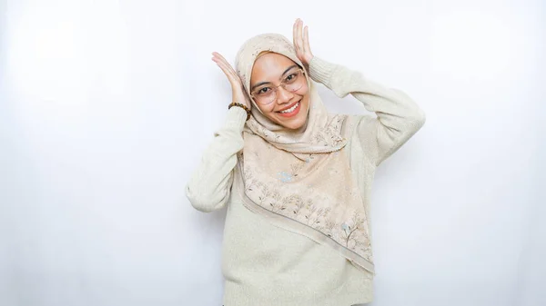 Młoda Piękna Azjatycka Muzułmanka Chustce Krzycząca Krzycząca Głośno Ręką Ustach — Zdjęcie stockowe