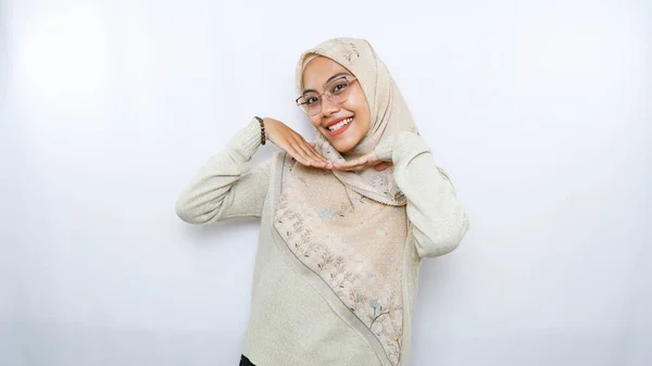 Retrato Feliz Joven Mujer Asiática Usando Hijab Aislado Sobre Fondo — Foto de Stock