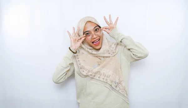 Retrato Feliz Joven Mujer Asiática Usando Hijab Aislado Sobre Fondo — Foto de Stock